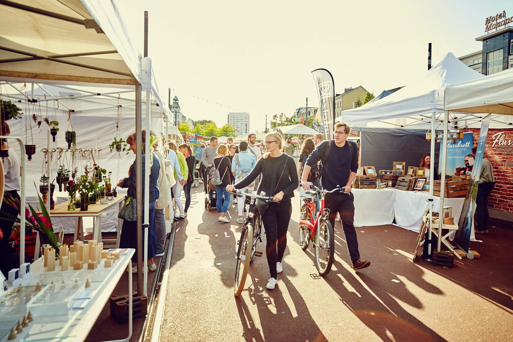 Marktstände und Besucher auf dem Viertel Meile Designmarkt am Spielbudenplatz