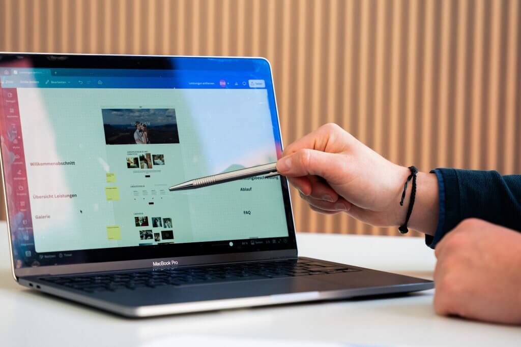 Bearbeitung einer WordPress-Website am Laptop