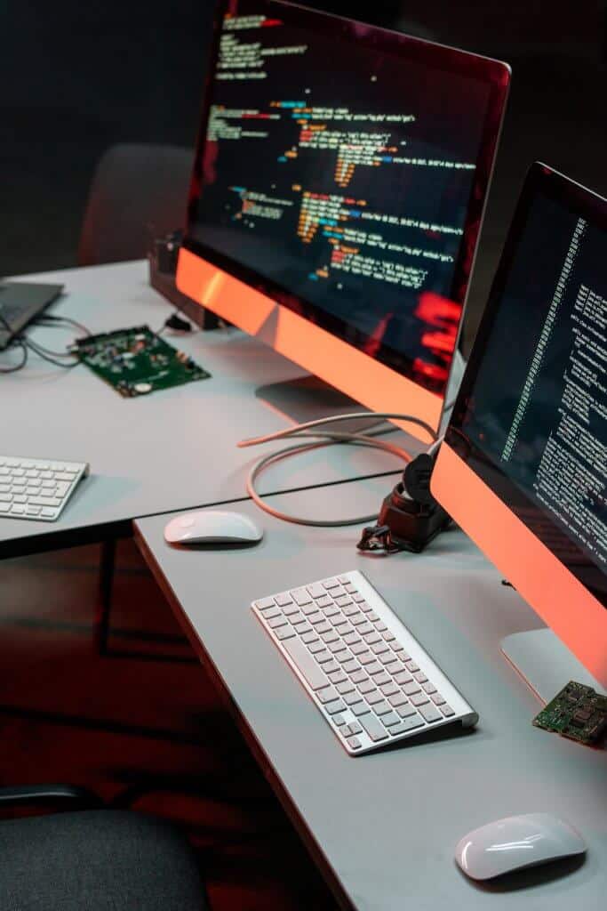 Arbeitsplatz mit Quellcode auf zwei Monitoren