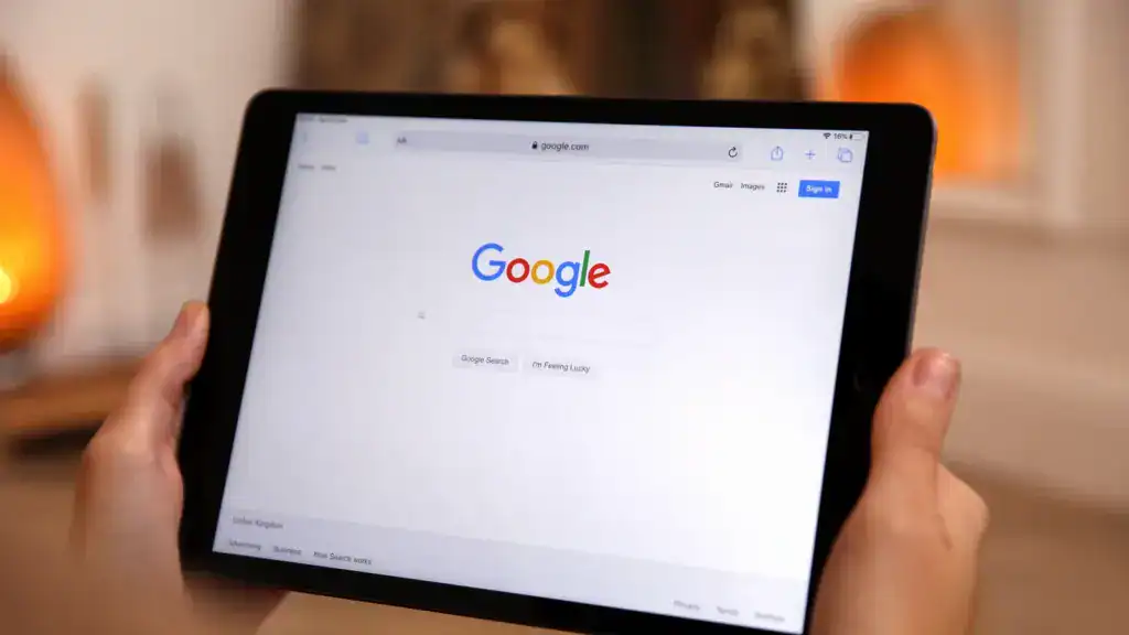 Person hält ein Tablet mit geöffneter Google-Suche – Symbolbild für Google-Ads-Kosten